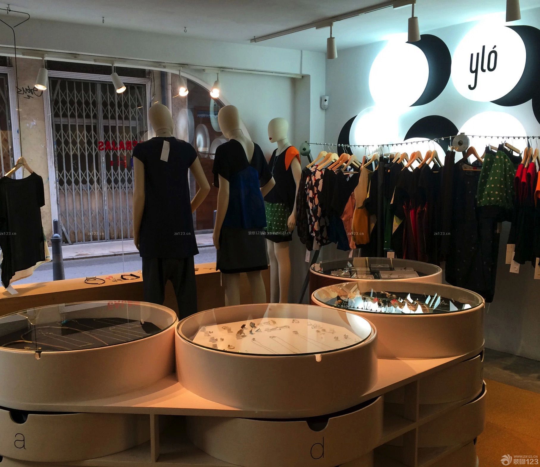 小型經(jīng)典服裝店展示柜裝修效果圖片