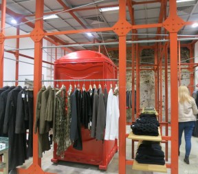 歐美式服裝店裝修效果圖 服裝店衣架設(shè)計(jì)