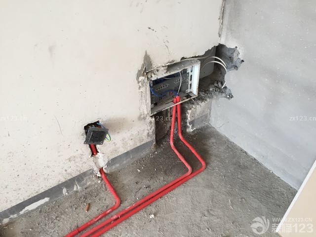 將一些可以砸掉的墻弄掉，添加一些新的墻后，就是水電改造了。