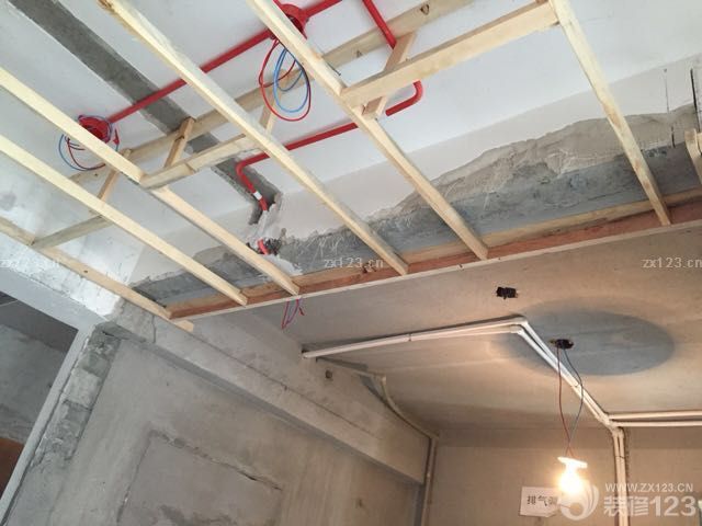 水電基本弄完后，就是做吊頂造型等木工活了。