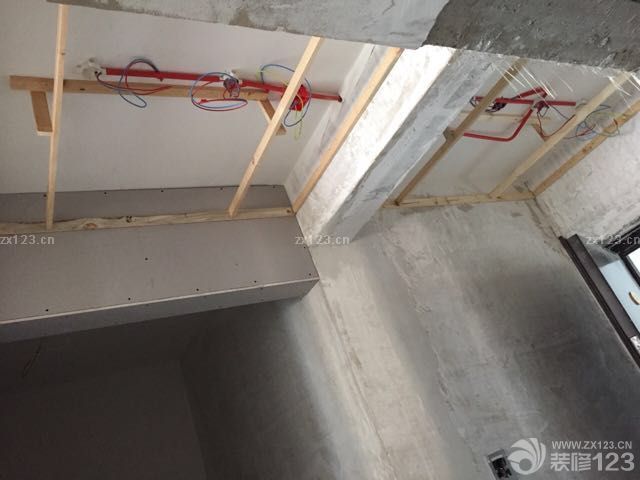 水電基本弄完后，就是做吊頂造型等木工活了。