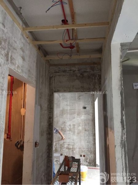 水電基本弄完后，就是做吊頂造型等木工活了。