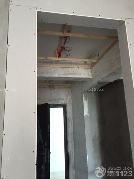 水電基本弄完后，就是做吊頂造型等木工活了。