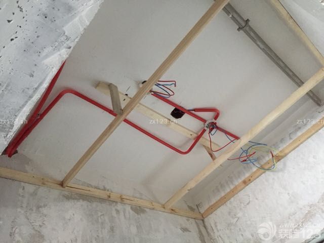 水電基本弄完后，就是做吊頂造型等木工活了。