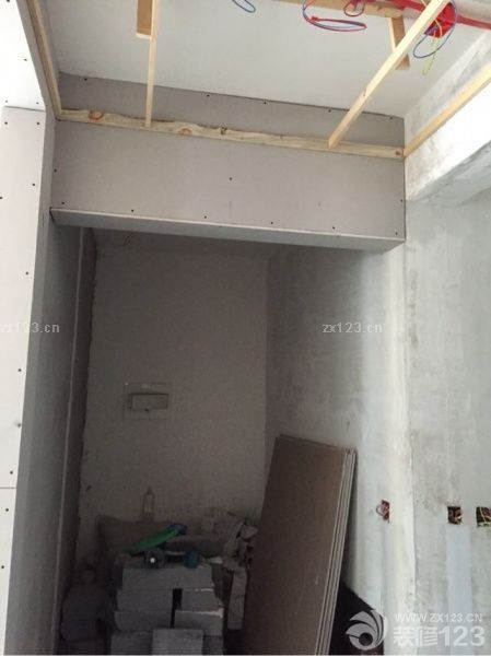 水電基本弄完后，就是做吊頂造型等木工活了。