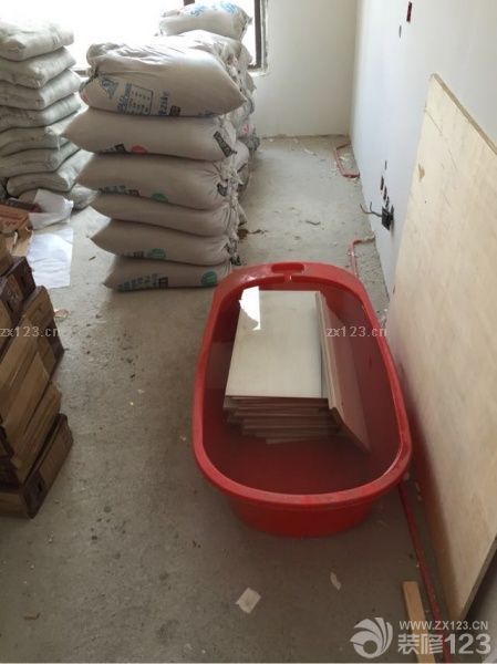 改了窗戶陽臺之后，就是廚房衛(wèi)生間貼磚。