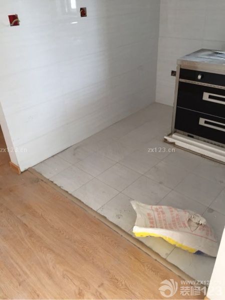 貼磚后，全屋鋪上木地板。