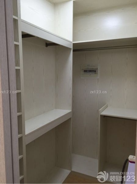 各種家具進來，同時定做的櫥柜酒柜也開始安裝了。