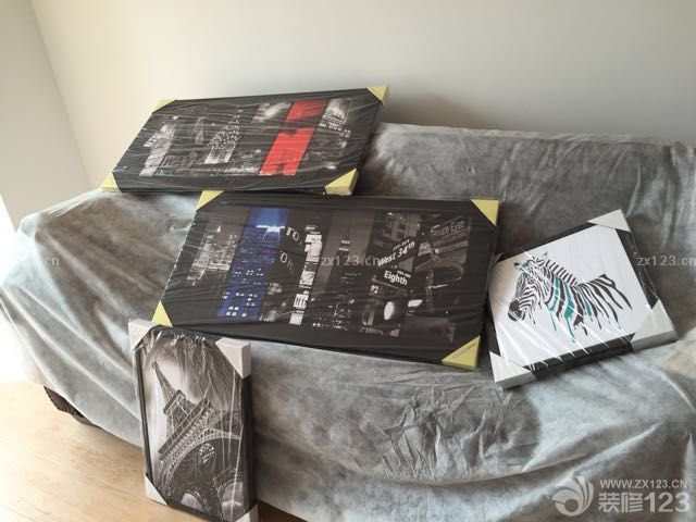 廁所五金安裝好后，然后還買了些畫。裝飾裝飾。