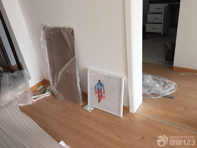 廁所五金安裝好后，然后還買了些畫。裝飾裝飾。