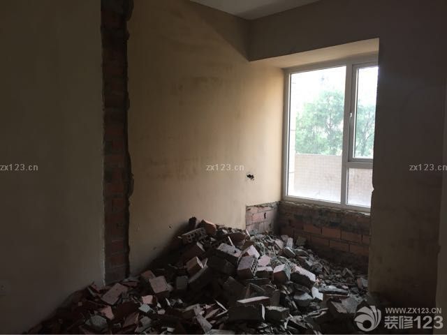 房子大概輪廓正在定型中。