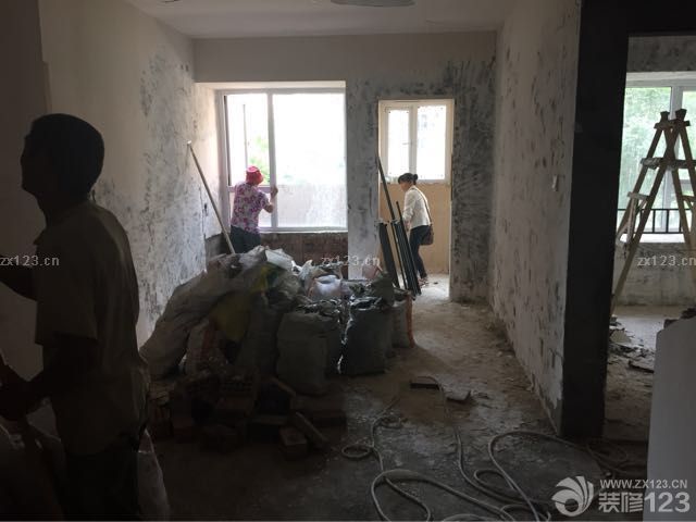 房子大概輪廓正在定型中。