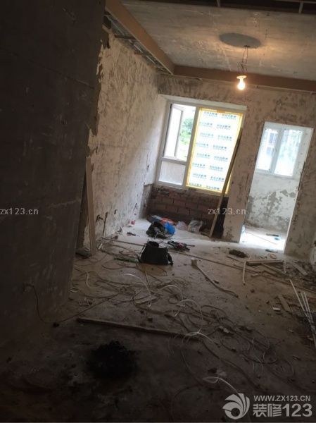 因一些原因把頭個(gè)施工的退了自己開始接手裝修_水電吊頂一次OK。