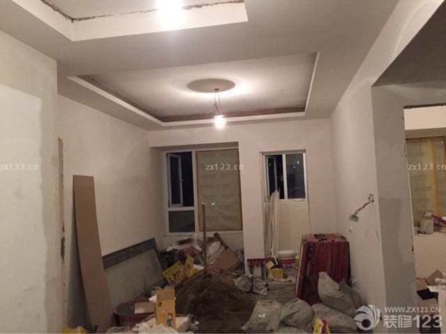 貼磚的拖了我很久時(shí)間，防水在貼磚前做的，3桶德高外加防水布。