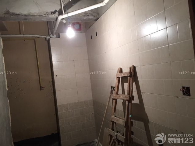 貼磚的拖了我很久時(shí)間，防水在貼磚前做的，3桶德高外加防水布。