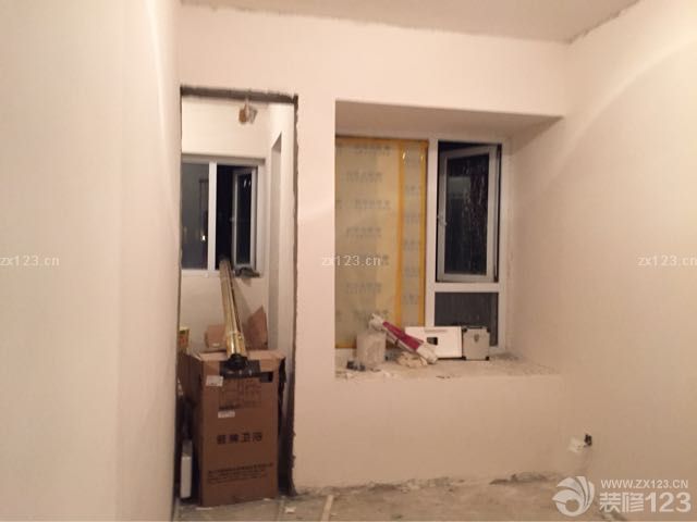 貼磚的拖了我很久時(shí)間，防水在貼磚前做的，3桶德高外加防水布。