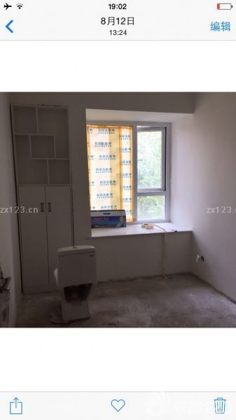 地板安裝之前一定要把需要安裝地板的地方做地面找平處理，找平地面干透后才可以安地板的，做一般的找平幫你家貼磚的師傅就能做的，單包工價(jià)也就是十多塊一平方，馬桶和客廳水晶燈安裝。