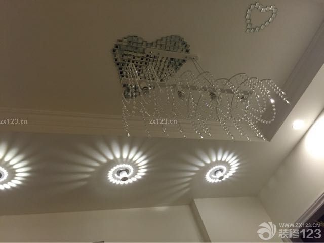 家具浴室柜什么的都是早點(diǎn)好的，硬裝早差不多了就是這些家具什么的安裝，玻璃和馬賽克都是我自己貼的，其它很多是朋友幫著安裝的，衣帽間柜子是舅舅廠里給做的，對了家具進(jìn)來前保潔要做哈。