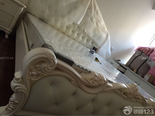 家具浴室柜什么的都是早點(diǎn)好的，硬裝早差不多了就是這些家具什么的安裝，玻璃和馬賽克都是我自己貼的，其它很多是朋友幫著安裝的，衣帽間柜子是舅舅廠里給做的，對了家具進(jìn)來前保潔要做哈。