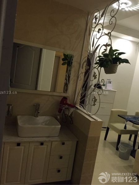 這是客廳餐廳還有洗手臺。