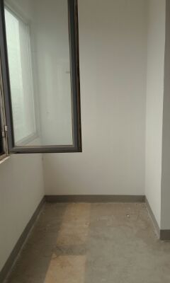 這是房子一開(kāi)始的戶型，原本就是一個(gè)廁所，一個(gè)廚房，一個(gè)大開(kāi)間，設(shè)計(jì)成做完是個(gè)小三居。