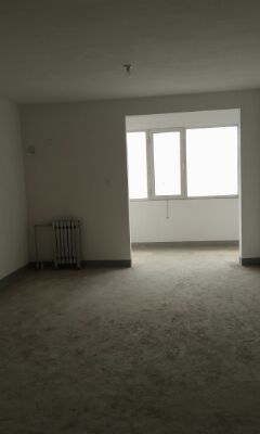 這是房子一開(kāi)始的戶型，原本就是一個(gè)廁所，一個(gè)廚房，一個(gè)大開(kāi)間，設(shè)計(jì)成做完是個(gè)小三居。