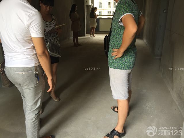 下午就約來(lái)量房啦。時(shí)間比較緊，就三家聚在一起量了，還好氣氛還不錯(cuò)。都留了微信，說(shuō)好的微信上多用圖片溝通。有一家沉默的女孩，話很少，默默的量房。希望意向圖快點(diǎn)出來(lái)啊～