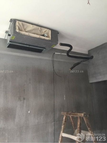 本來(lái)想裝兩個(gè)面板的，看上去大氣整潔，但是未婚夫說(shuō)遙控器就行，想想也還好，就用五個(gè)遙控器好了。嗯。今天我沒(méi)去工地，因?yàn)楣居惺虑橐?，還好我沒(méi)去呢。小鄢鄢說(shuō)他跟裝空調(diào)的吵起來(lái)了，如果我去了，打起來(lái)都有可能。怎么能讓別人欺負(fù)我男人！對(duì)不對(duì)！空調(diào)主機(jī)還沒(méi)裝，說(shuō)是晚點(diǎn)裝，怕被偷掉。