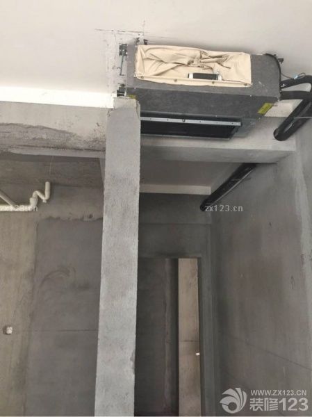 本來(lái)想裝兩個(gè)面板的，看上去大氣整潔，但是未婚夫說(shuō)遙控器就行，想想也還好，就用五個(gè)遙控器好了。嗯。今天我沒(méi)去工地，因?yàn)楣居惺虑橐?，還好我沒(méi)去呢。小鄢鄢說(shuō)他跟裝空調(diào)的吵起來(lái)了，如果我去了，打起來(lái)都有可能。怎么能讓別人欺負(fù)我男人！對(duì)不對(duì)！空調(diào)主機(jī)還沒(méi)裝，說(shuō)是晚點(diǎn)裝，怕被偷掉。