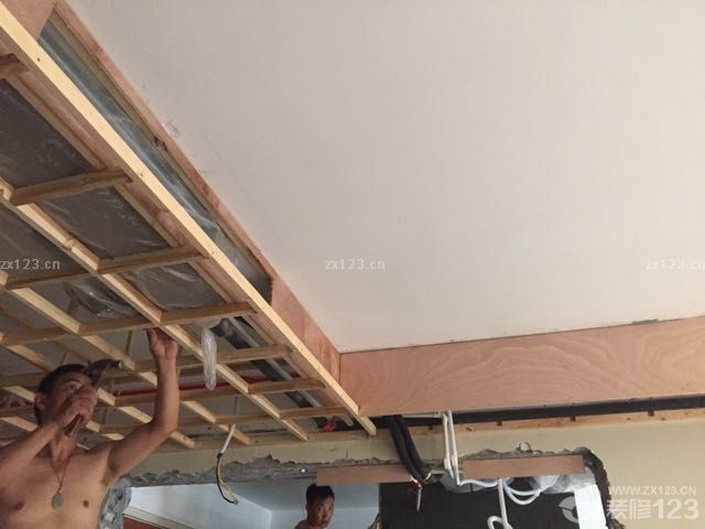 吊頂框架做好了，空調(diào)終于有了個(gè)隱形屋。