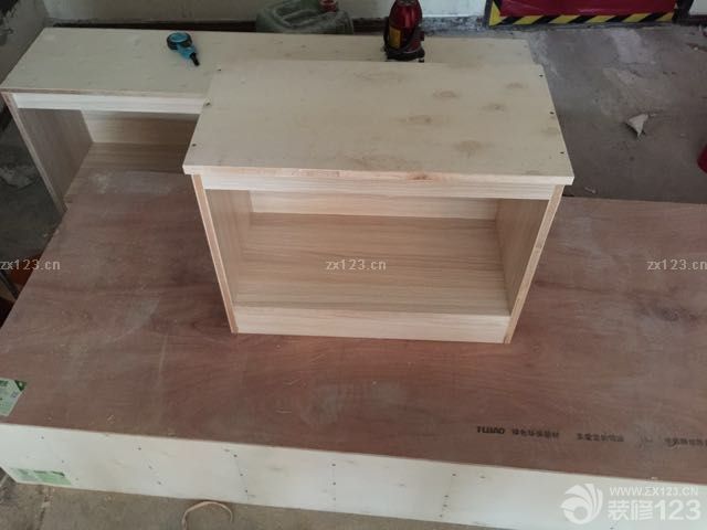 吊頂?shù)氖喟遄龊茫褡右查_(kāi)始打了。
