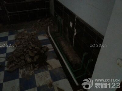 今天來拆木地板，全部換成1.2厚的實(shí)木木地板。還有今天選了廚房吊頂?shù)幕ㄉ唵尉秃?。今天還找了空調(diào)移機(jī)師傅來移機(jī)，工錢真的好貴。