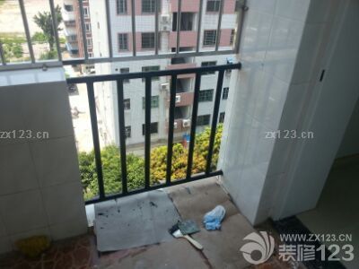 油漆結(jié)束。效果不錯(cuò)。接下來木地板和櫥柜，希望順利。