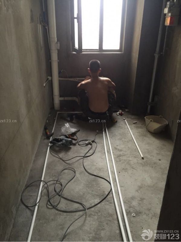 電路全改，人工費(fèi)1300元包含后期安裝插座和開關(guān)，電線管材等費(fèi)2000元。