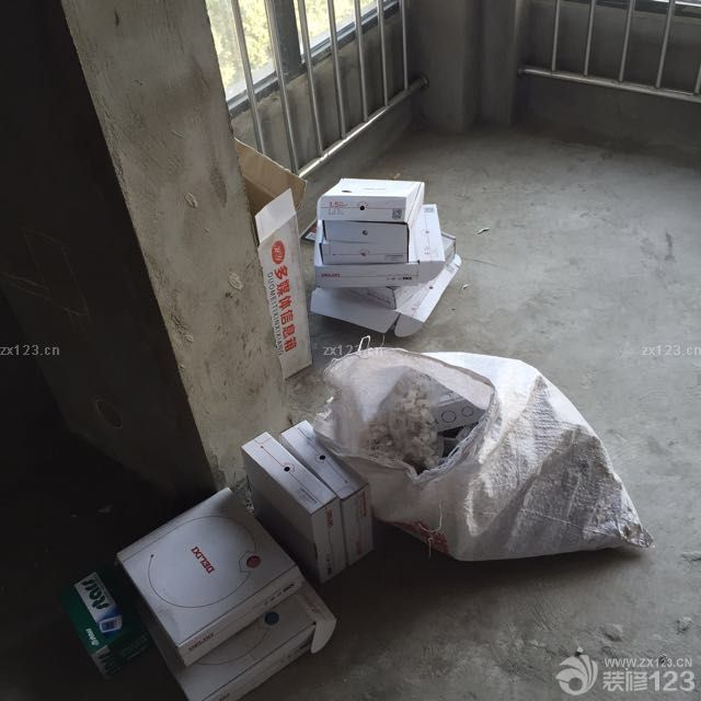電路改造人工費(fèi)1300包含后期安裝插座和開關(guān)，材料費(fèi)2000。