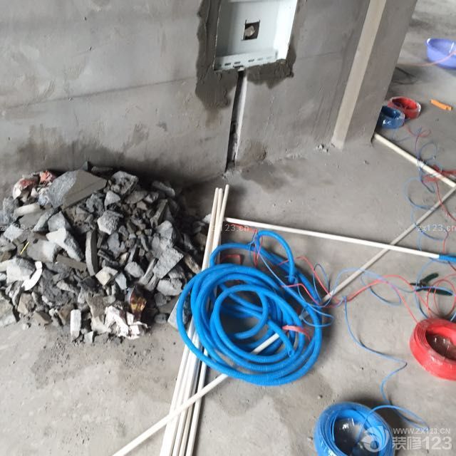 電路改造人工費(fèi)1300包含后期安裝插座和開關(guān)，材料費(fèi)2000。