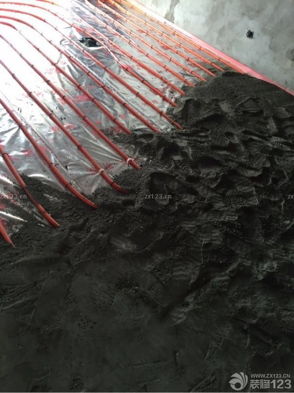 今天把地暖回填已經(jīng)做好，等待地面凝固后，地磚墻磚開始進(jìn)場(chǎng)鋪設(shè)！