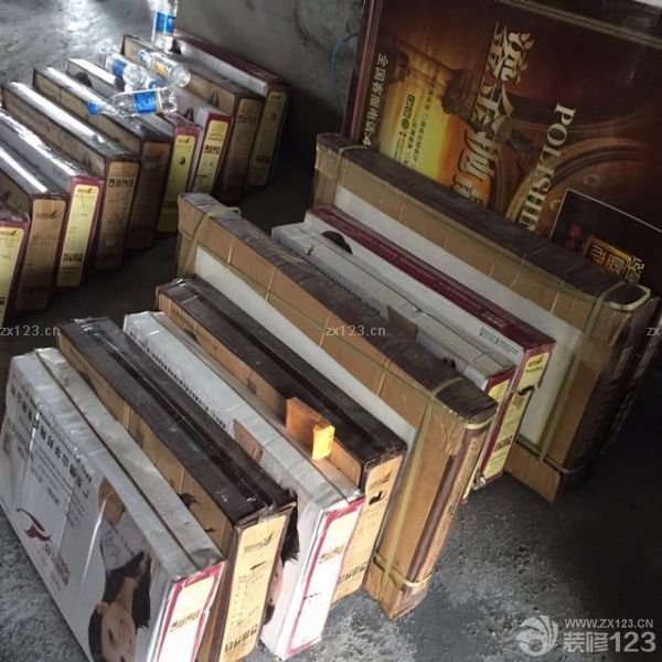 搬地磚，大約三噸半重！大車太大下不到地庫(kù)，要從大車上卸到另外一輛車上，拉到電梯口，再?gòu)能嚿习徇\(yùn)下來(lái)上樓！
