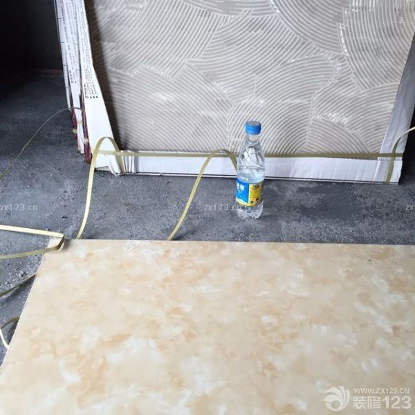 搬地磚，大約三噸半重！大車太大下不到地庫(kù)，要從大車上卸到另外一輛車上，拉到電梯口，再?gòu)能嚿习徇\(yùn)下來(lái)上樓！
