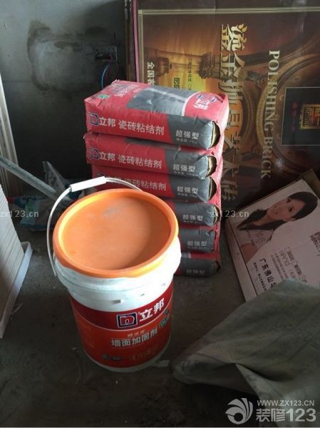 等了二十多天，終于開始貼磚了！