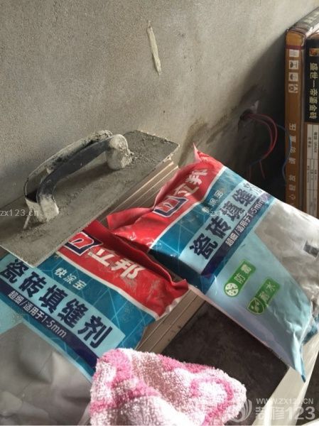 等了二十多天，終于開始貼磚了！