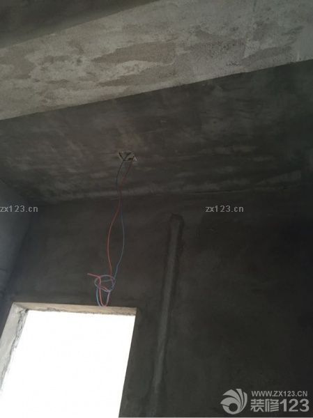 木工吊頂，陽(yáng)臺(tái)桑拿板等開始施工。