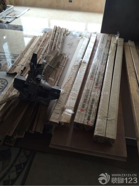 木工吊頂，陽(yáng)臺(tái)桑拿板等開始施工。