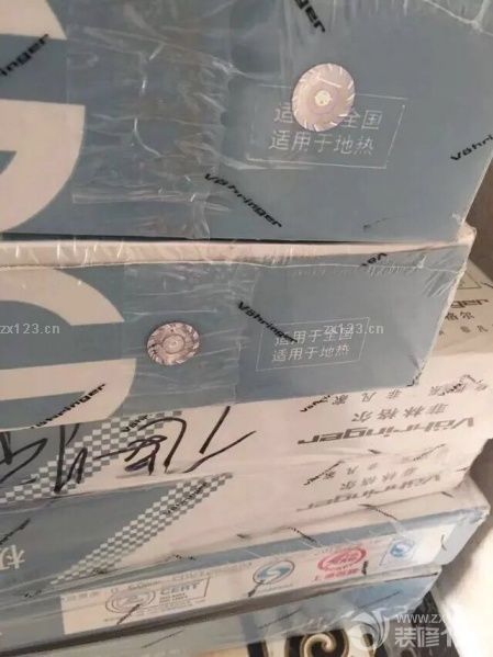 安裝復(fù)合實(shí)木木地板和踢腳線。