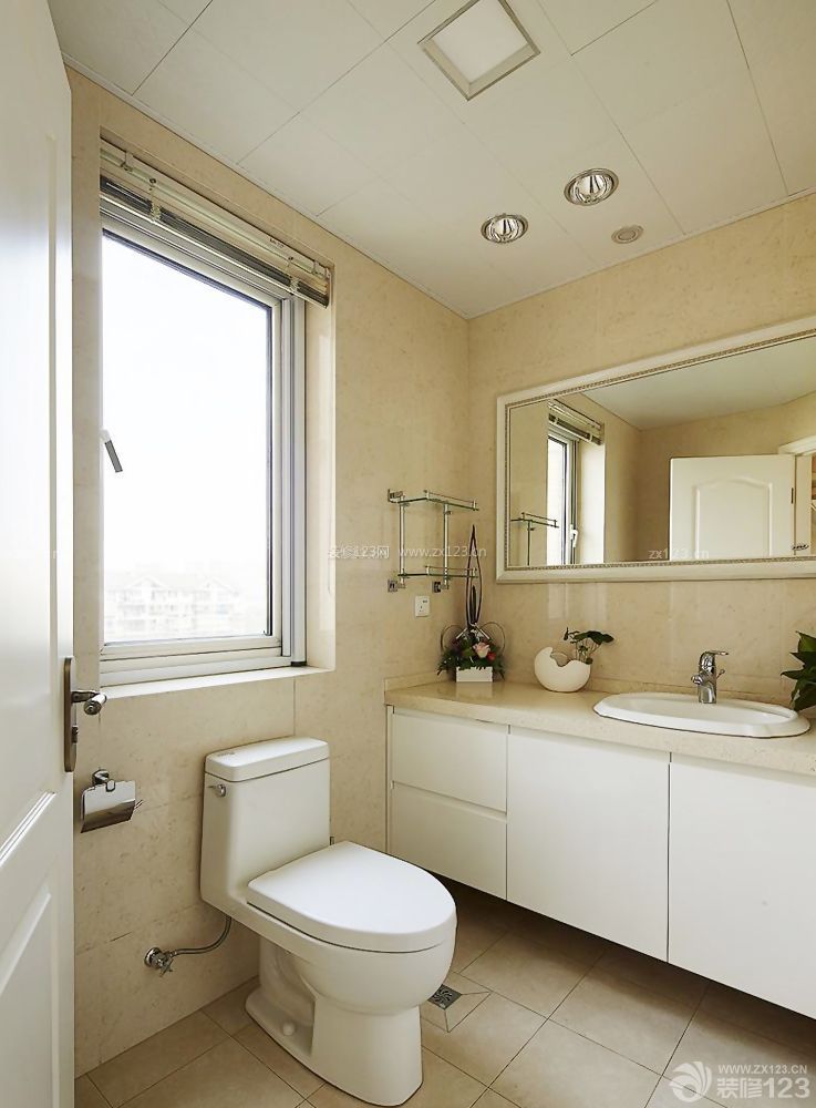 宾馆小卫生间白色浴室柜装修效果图片