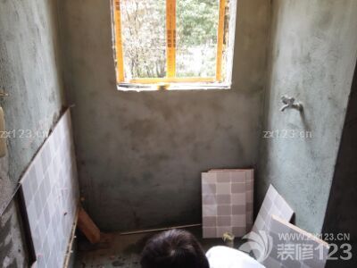 開(kāi)始貼磁磚，衛(wèi)生間干濕區(qū)都做了防水。