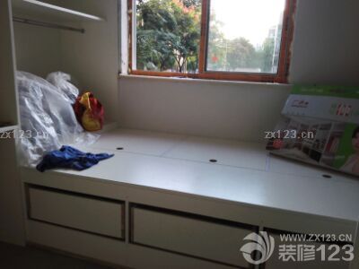 由于房子靠馬路，將原有的窗戶都換成隔音隔熱的雙層玻璃鋁合金窗，并加裝防盜網(wǎng)。