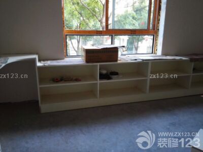 由于房子靠馬路，將原有的窗戶都換成隔音隔熱的雙層玻璃鋁合金窗，并加裝防盜網(wǎng)。