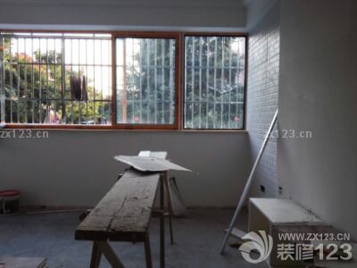 由于房子靠馬路，將原有的窗戶都換成隔音隔熱的雙層玻璃鋁合金窗，并加裝防盜網(wǎng)。