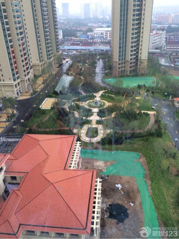 今天天下着雨，早上吃完饭，要拿钥匙了心里很高兴，老公去办理相关手续，办好之后我们就和和工作人员去验房，到房子里我就仔细去看检查那个地方，不过说实话人家的毛培房确实挺不错，只有一个电路有点小问题，找人过来后改好了，一切验收合格后，就签了字。我们又看了看怎样去装修，大概了解了一下。这就是今天的验房。